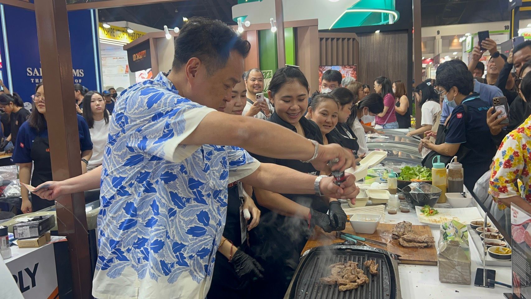 'เชฟหนู' ควงตะหลิวทำข้าวผัดมันเนื้อในงานไทยเฟ็กซ์ ก่อนเตรียมลุยสายบุญพรุ่งนี้