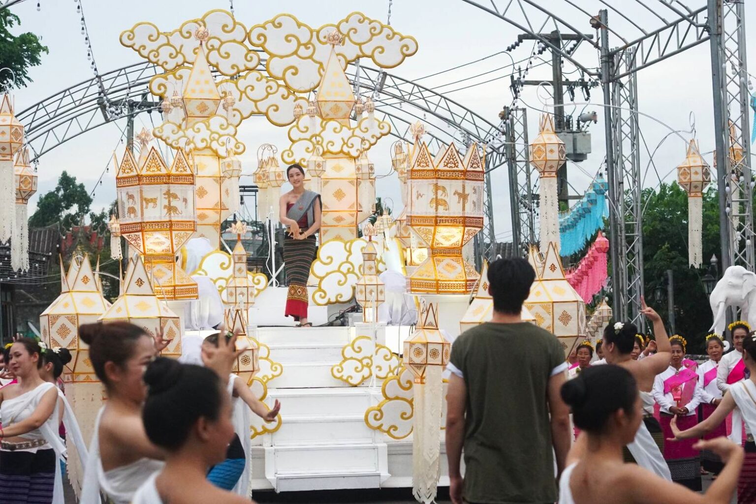 'สาปเมือง' ซีนใหญ่พา 'น้ำตาล-ตี๋' นำทัพคนในชุมชนเนรมิตขบวนสุดตระการตา