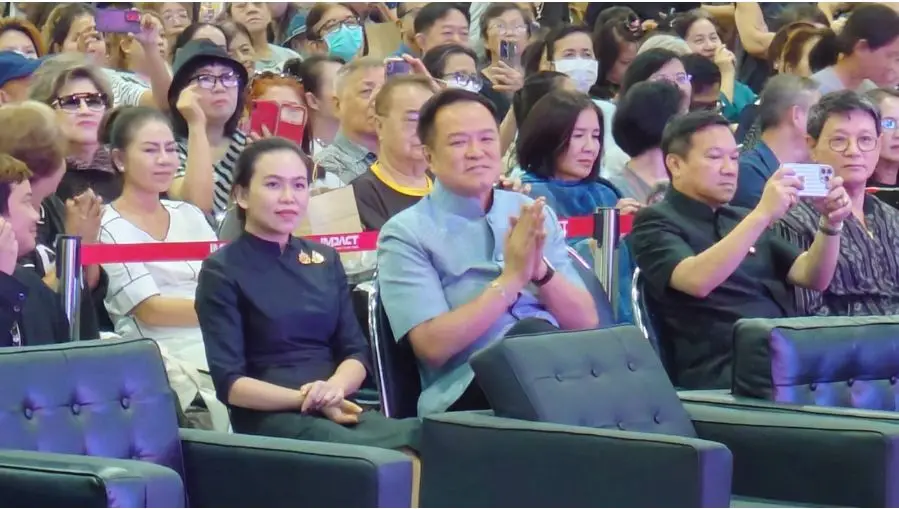 นายกฯ วิ่งรอกภารกิจเยือนงาน OTOP โดดขึ้นเวทีร่วมร้อง เต้นเพลง 'เพียงกระซิบ'