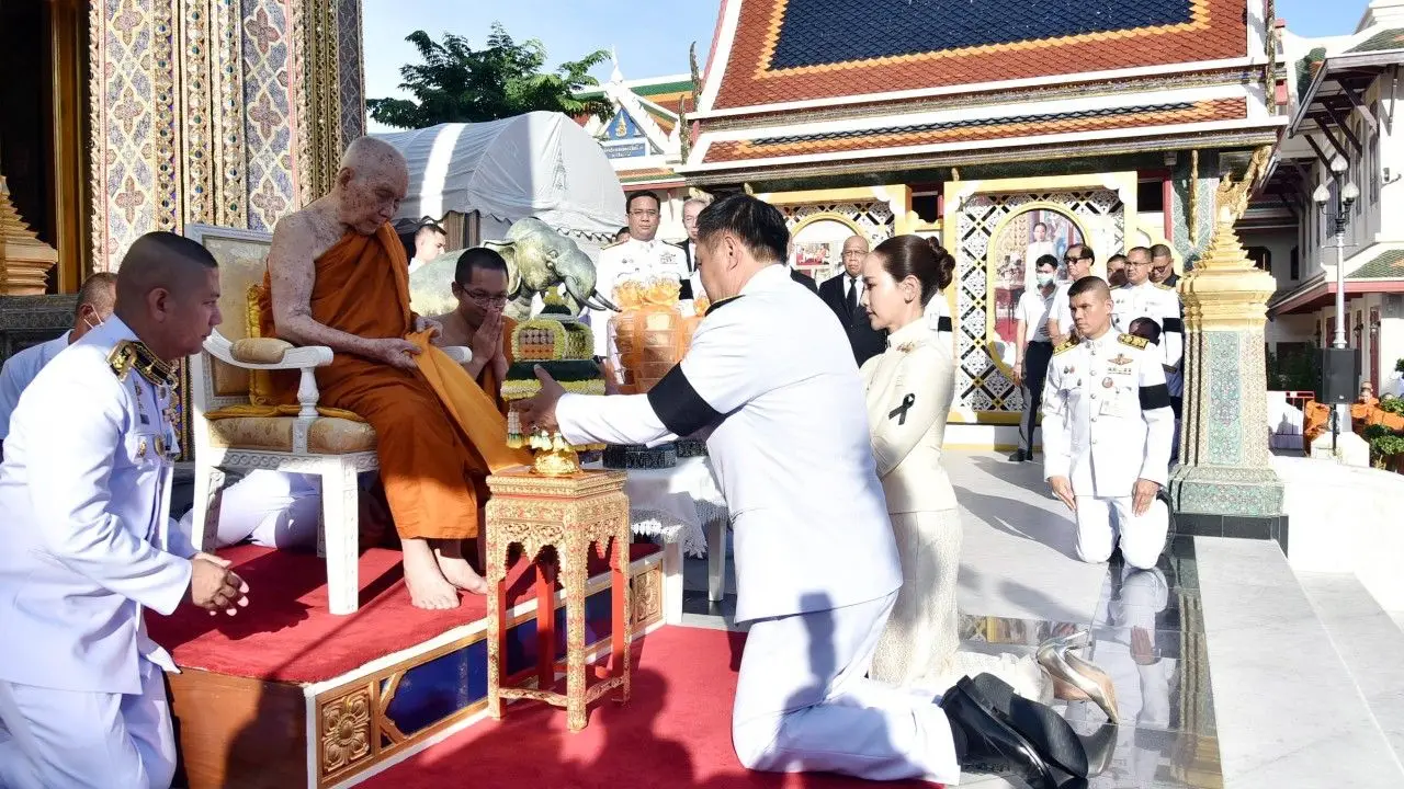 นายกฯ ทำบุญตักบาตรถวายพระราชกุศล ฉลองพระชนมายุ 99 พรรษา สมเด็จพระสังฆราช