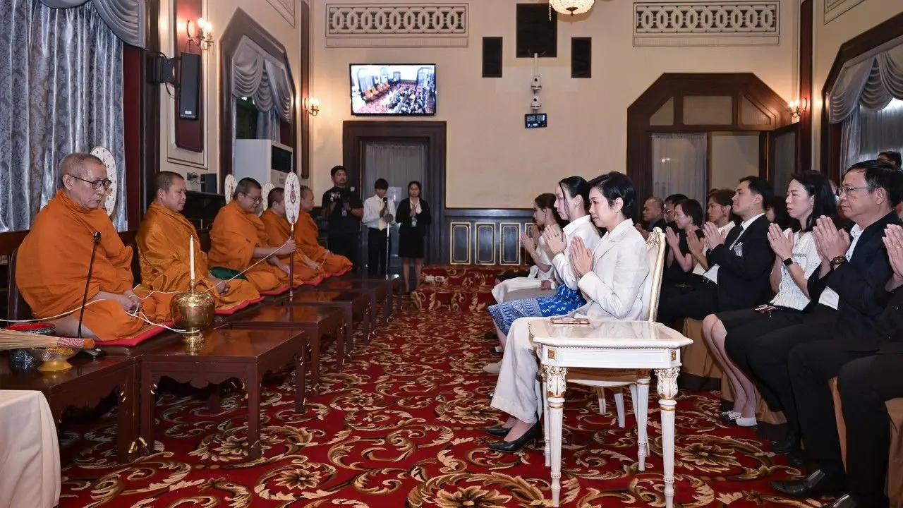 'รัชดา' นำคณะโฆษกรัฐบาล ทำบุญศูนย์แถลงข่าว ตึกนารีสโมสร ขอประชาชนรับทราบข่าวดี ๆ และถูกต้อง