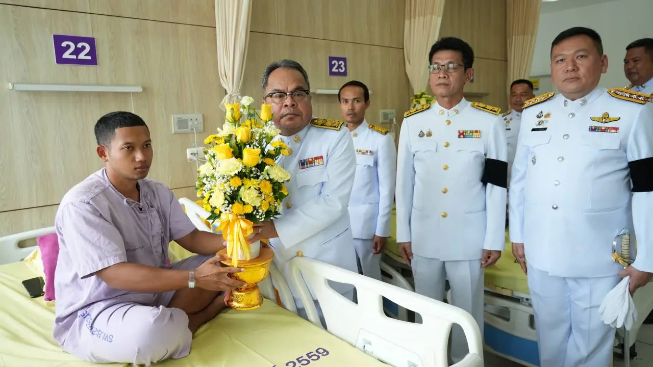 ในหลวง พระราชินี ทรงรับตำรวจ ประชาชนบาดเจ็บ ไว้เป็นคนไข้ในพระบรมราชานุเคราะห์