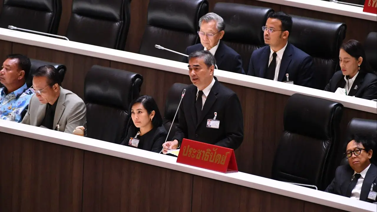 'อภิสิทธิ์' ตั้งชื่องบประมาณปี70 'งบฯไร้อนาคต' ปูดหนี้สาธารณะทะลุ70% อีก5 ปีหวั่นทะลุ80%