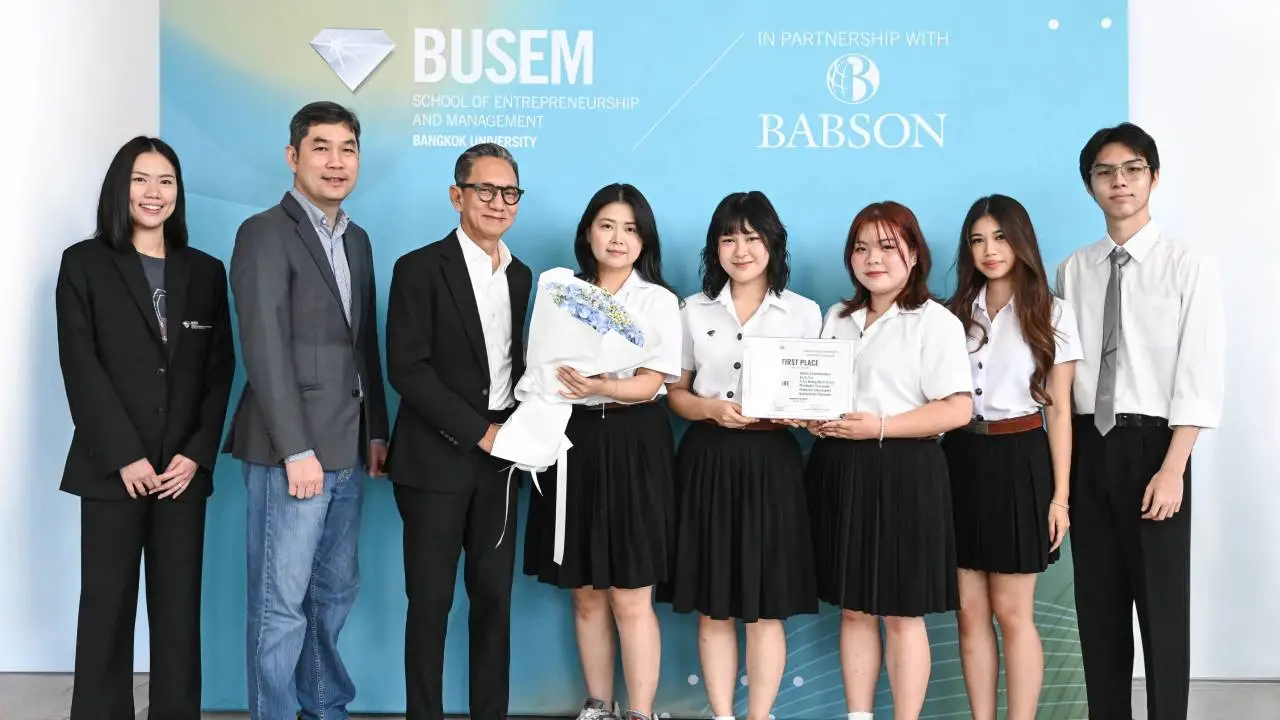 นักศึกษาม.กรุงเทพ คว้ารางวัลชนะเลิศอันดับ 1 ของโลกด้านธุรกิจนวัตกรรมเพื่อความยั่งยืน