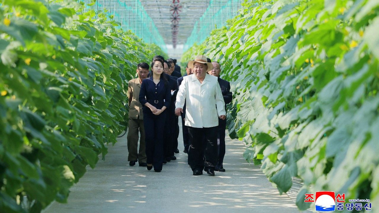 'คิม จองอึน' พาลูกสาวตรวจงานฟาร์มเรือนกระจกริมแม่น้ำ