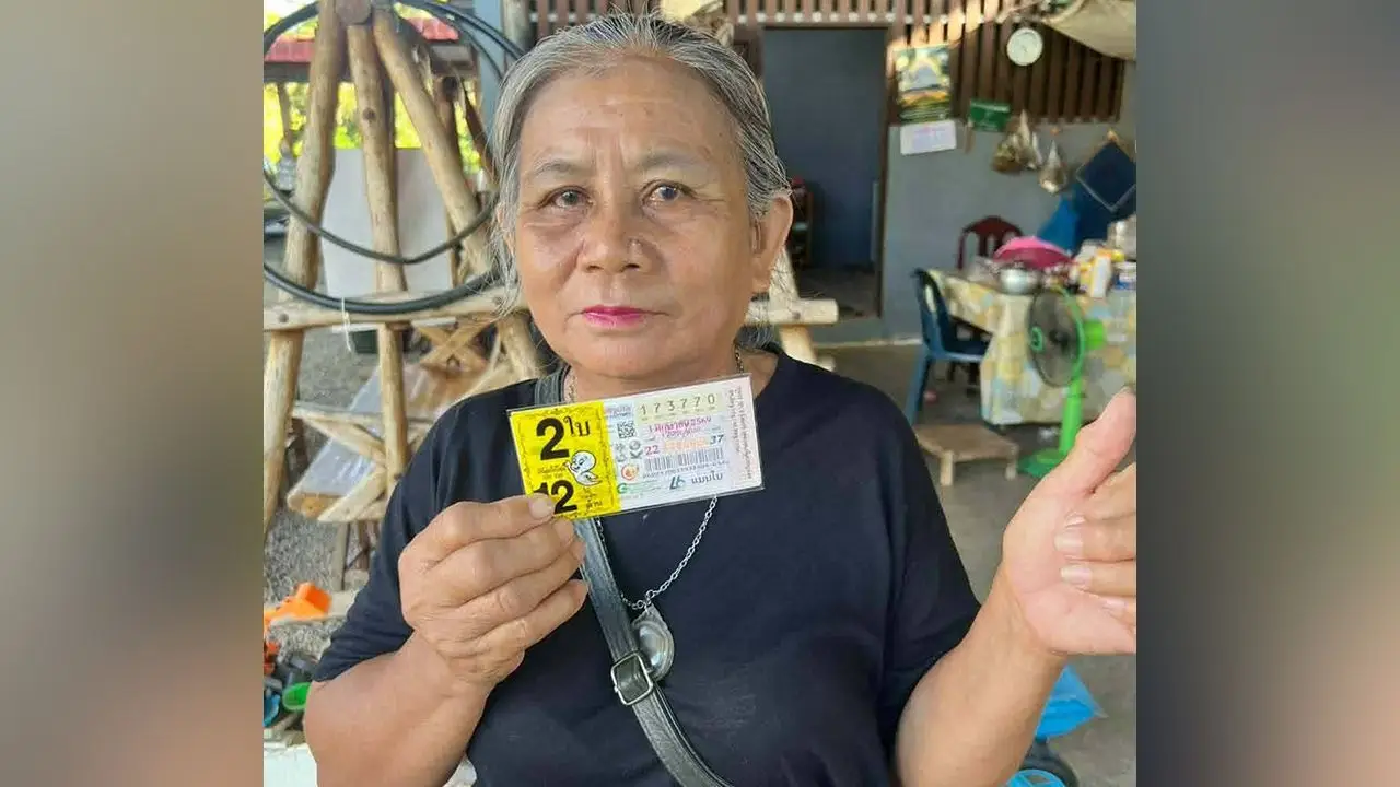 ป้าดวงเฮง นอนเฝ้าศพญาติที่วัด คนขายหวยเร่เอารางวัลที่ 1 มาให้ รับโชคใหญ่ 12 ล้าน