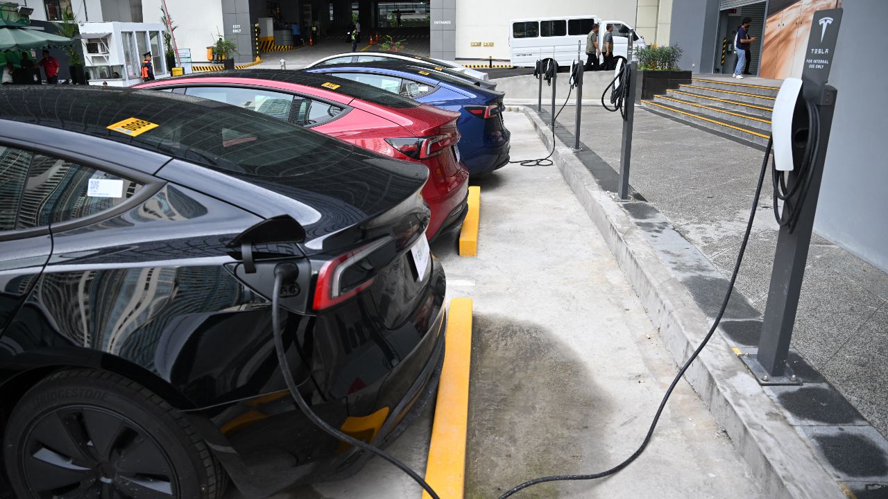 น้ำมันแพงดันคนฟิลิปปินส์แห่ซื้อรถ EV ไตรมาสแรกยอดขายพุ่ง 36% แต่สถานีชาร์จยังไม่พอ