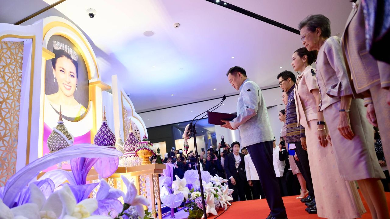 รัฐบาลจัดยิ่งใหญ่! 'อนุทิน' ควงภริยาเปิดนิทรรศการ 'บรมขัตติยราชนารี คู่บารมีศรีแผ่นดิน'