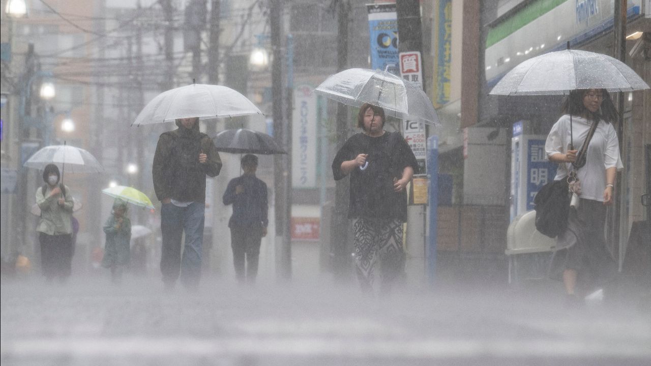พายุโซนร้อน 'ชังมี' ขึ้นฝั่งญี่ปุ่น มุ่งหน้าภูมิภาคคันโต ฝนถล่มหนัก เตือนดินถล่ม-น้ำท่วมฉับพลัน