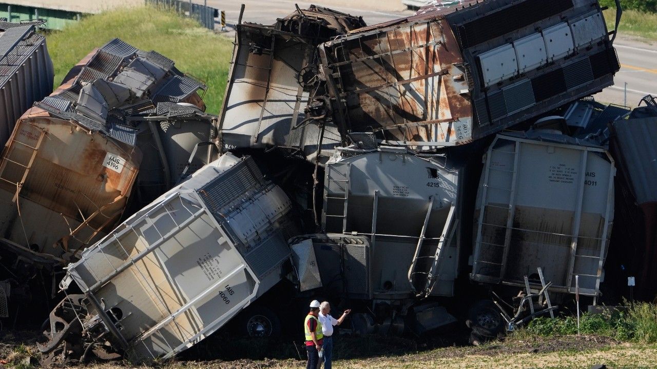 ชนสนั่น! รถไฟพุ่งชนรถบรรทุกในสหรัฐฯ ตกรางยับ เสียชีวิต 1 ราย