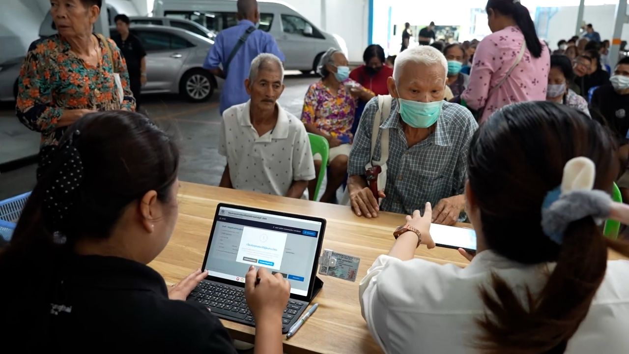 ชาวบ้านตื่นตัว ลงทะเบียนบัตรคนจนรอบใหม่ เข้าคิวรอตั้งแต่ตี 5 ให้เจ้าหน้าที่ช่วย