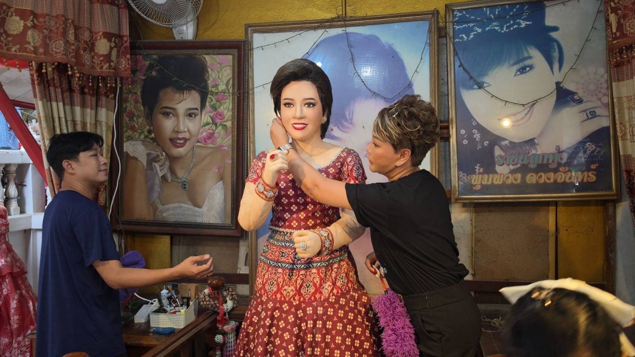 เปลี่ยนชุด 'พุ่มพวง ดวงจันทร์' ครบรอบ 34 ปี ที่วัดทับกระดาน ไม่ลืมแบ่งปัน 'เลขเด็ด'