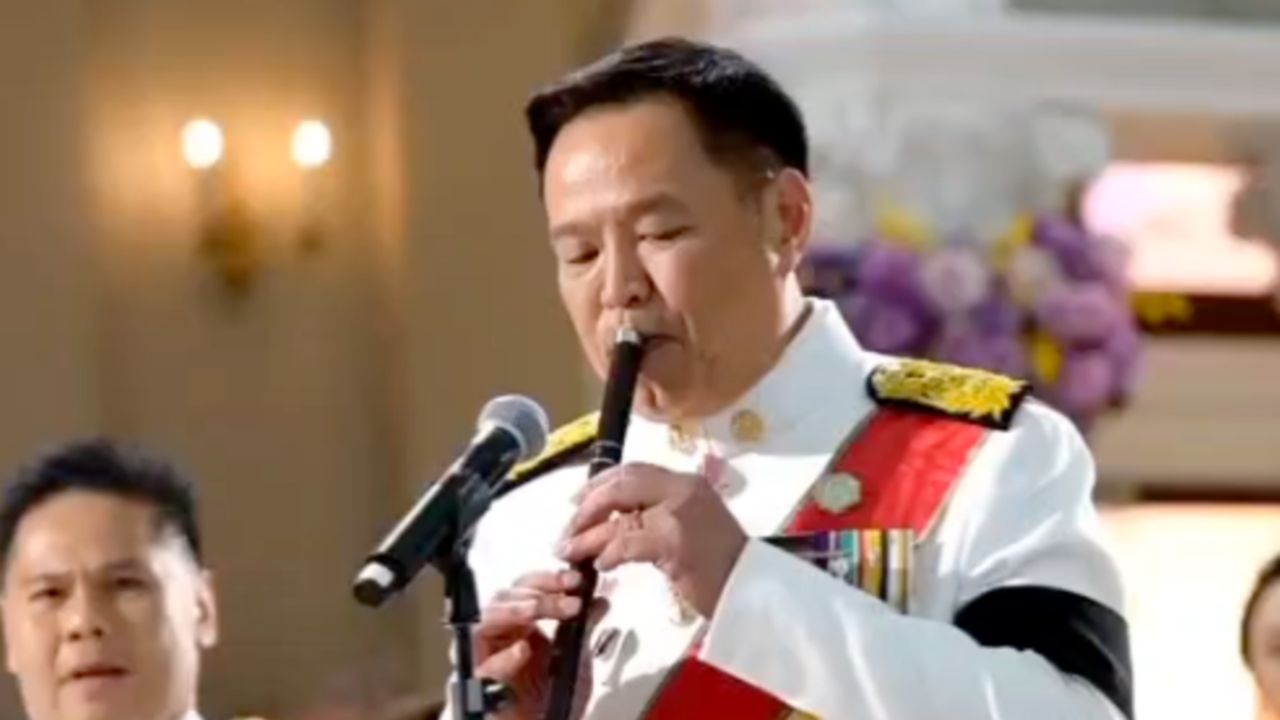 นายกฯ เป่าขลุ่ย อัญเชิญบทเพลงพระราชนิพนธ์ 'ความฝันอันสูงสุด' งานสโมสรสันนิบาตเฉลิมพระเกียรติฯ