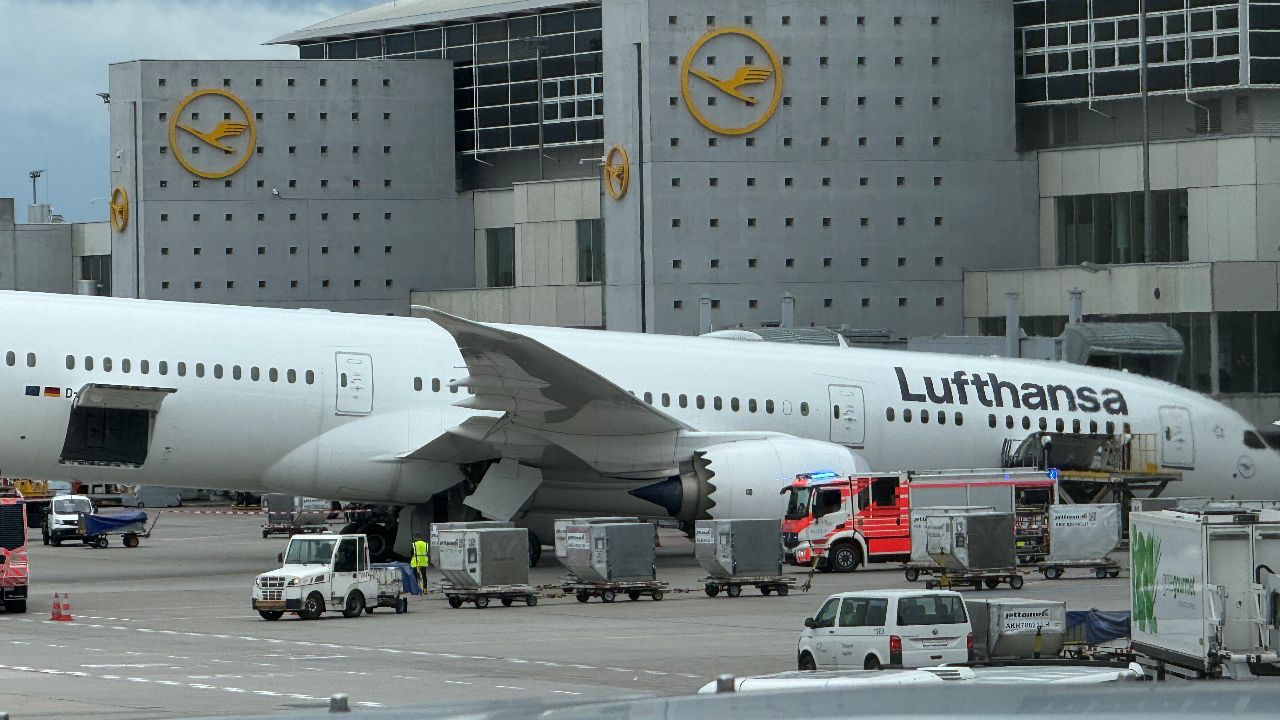 ระทึก! ล้อหน้าโบอิ้ง 787 ทรุดพังกลางสนามบินแฟรงก์เฟิร์ต เจ้าหน้าที่เจ็บหลายราย