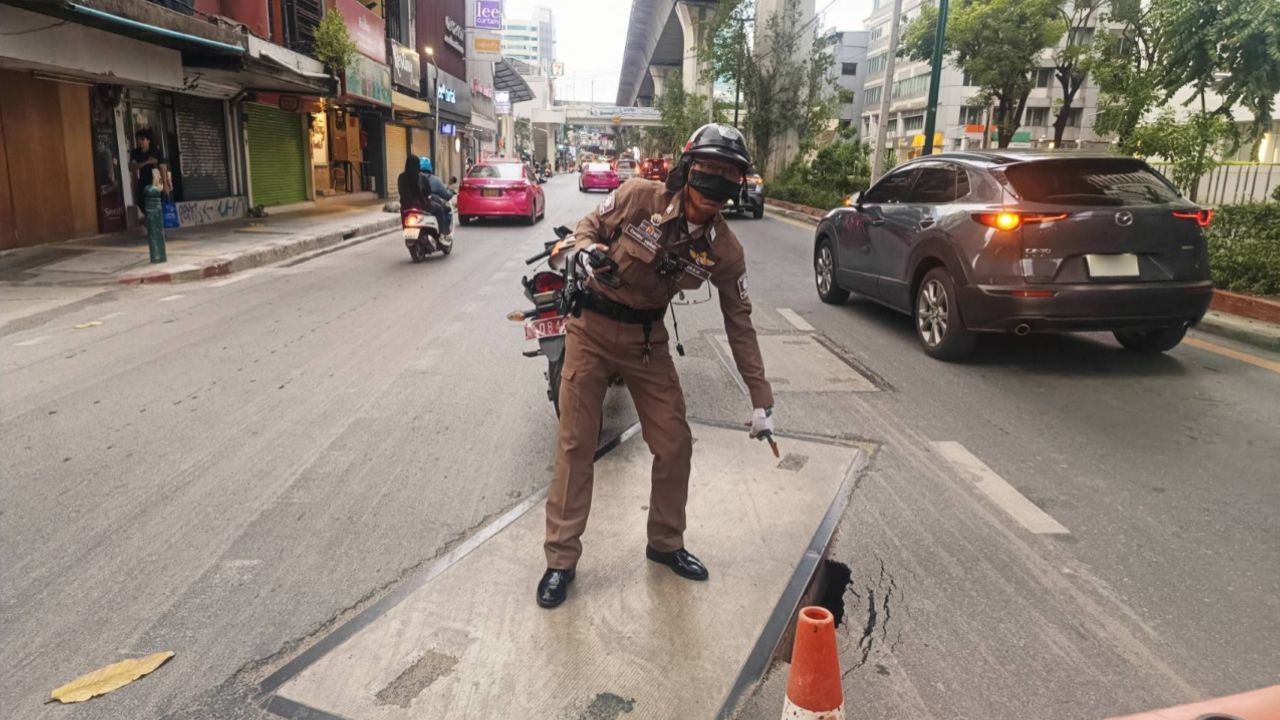 ด่วน แจ้งเตือนผู้สัญจรพบ 'หลุมยุบตัว' บนถนนพญาไท เสี่ยงทรุดตัวเพิ่ม