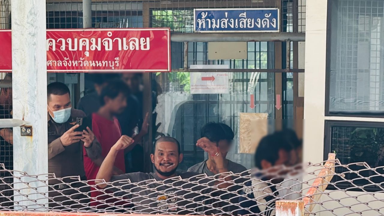คุมตัว 'เสือ ดุสิต' เข้าเรือนจำ เจ้าตัวยังยิ้มได้ เบ่งกล้ามโชว์เพื่อนที่มาให้กำลังใจ