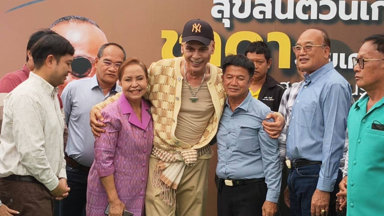 'ชาดา' วันเกิดครบ 65 ปี เปิดบ้านรับแขกอวยพร พร้อมแจกข้าวสารชาวบ้าน