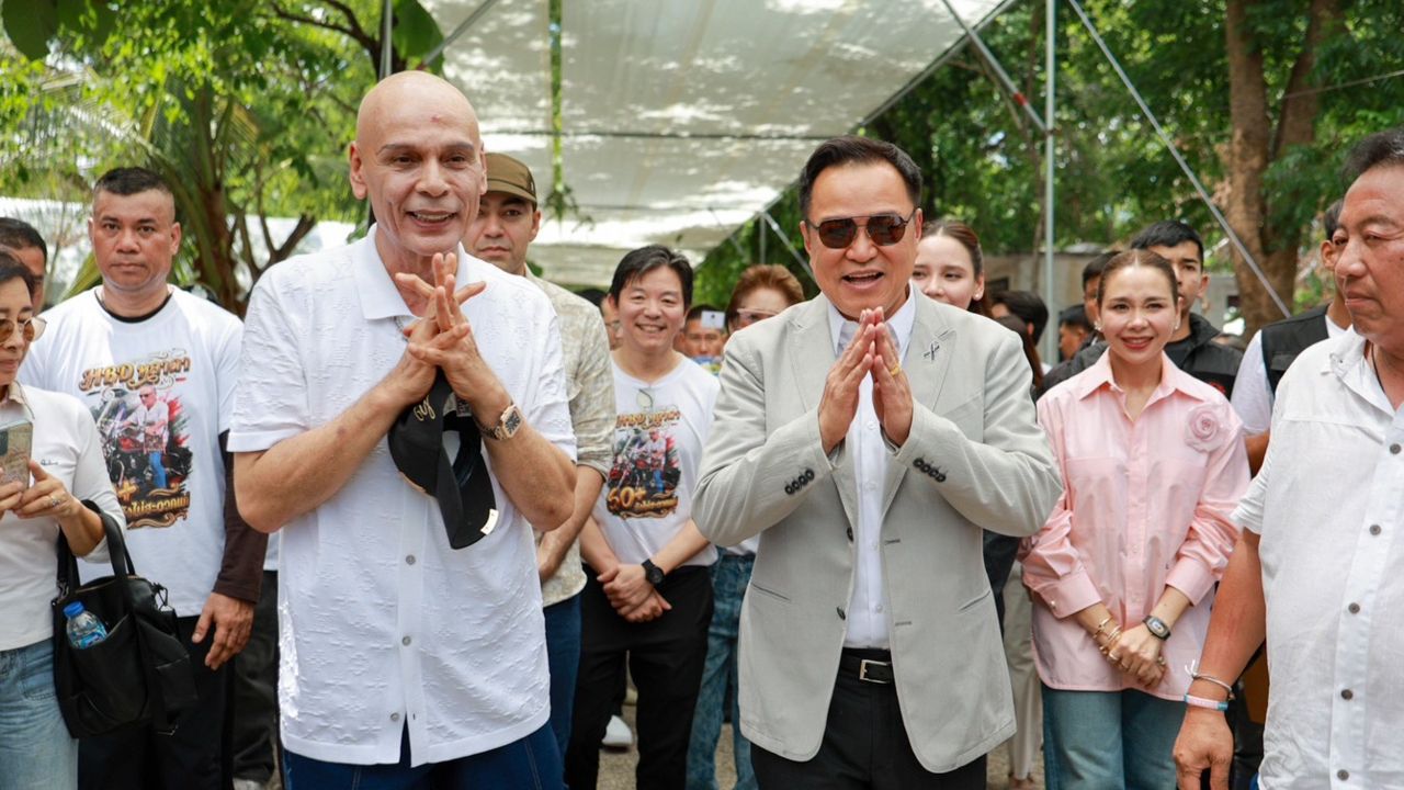 ชื่นมื่น 'อนุทิน' มอบแจกันดอกไม้อวยพรวันเกิด 'ชาดา' ที่บ้านดอนหมื่นแสน
