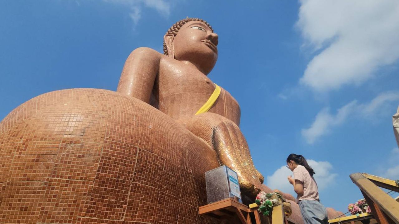 ขายที่ดินได้สมใจ รีบมาแก้บน 'หลวงพ่อสมหวัง' ไม่พลาดขอ 'เลขเด็ด' ลุ้นงวดนี้