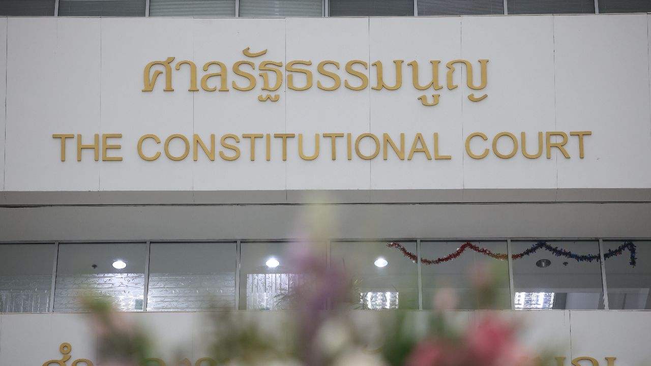 ศาลรธน. ให้รอความเห็นและเอกสาร คดี พ.ร.ก.กู้เงิน 4 แสนล้าน