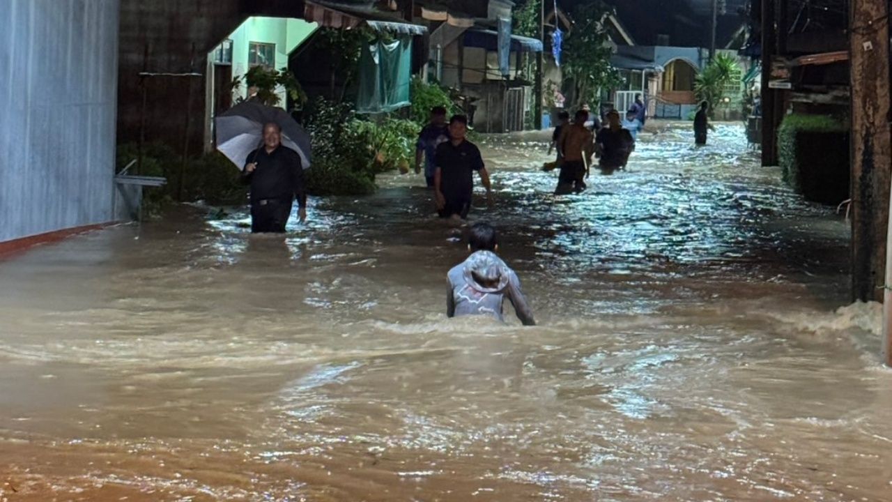 กระบี่ฝนตกหนัก น้ำทะลักเข้าท่วมชุมชน ต้องอพยพชาวบ้านหนีน้ำกว่า 500 ชีวิต