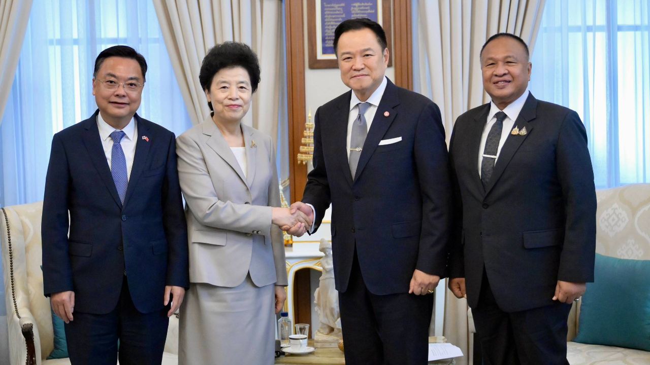 'บิ๊กดุลย์' พร้อม ผบ.ทบ. พบนายกฯ คาดถกความมั่นคง หลังวงหารือรองประธานสภาที่ปรึกษาจีน