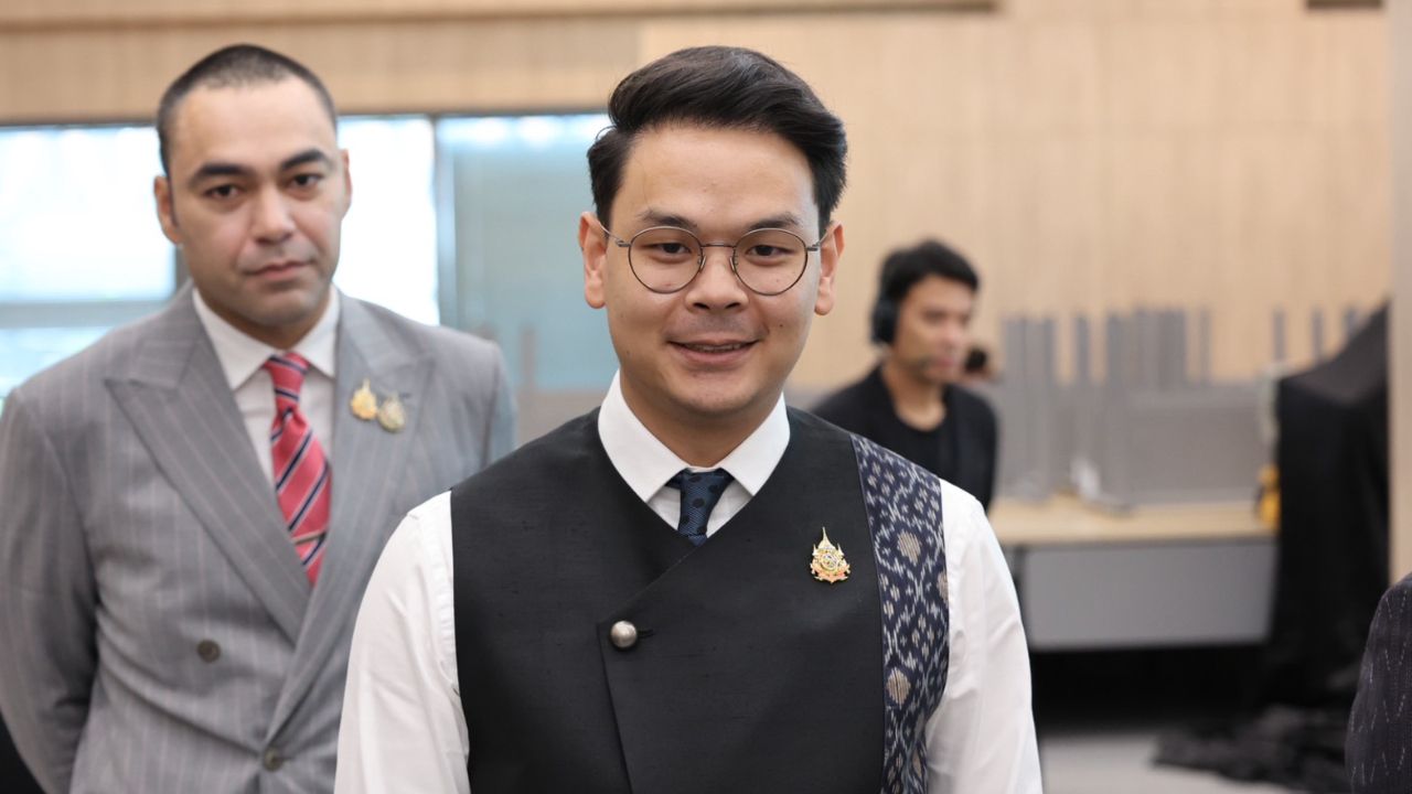 ประวัติ 'ไชยชนก ชิดชอบ' รมว.ดีอี ลูกชาย 'เนวิน' กับเผือกร้อน TH-AI Passport