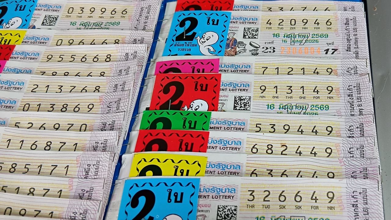 คนหาซื้อสลากฯ คึกคัก แม่ค้าเปิด 'เลขเด็ด' ขายดี คนหาซื้อเกลี้ยงทุกแผง
