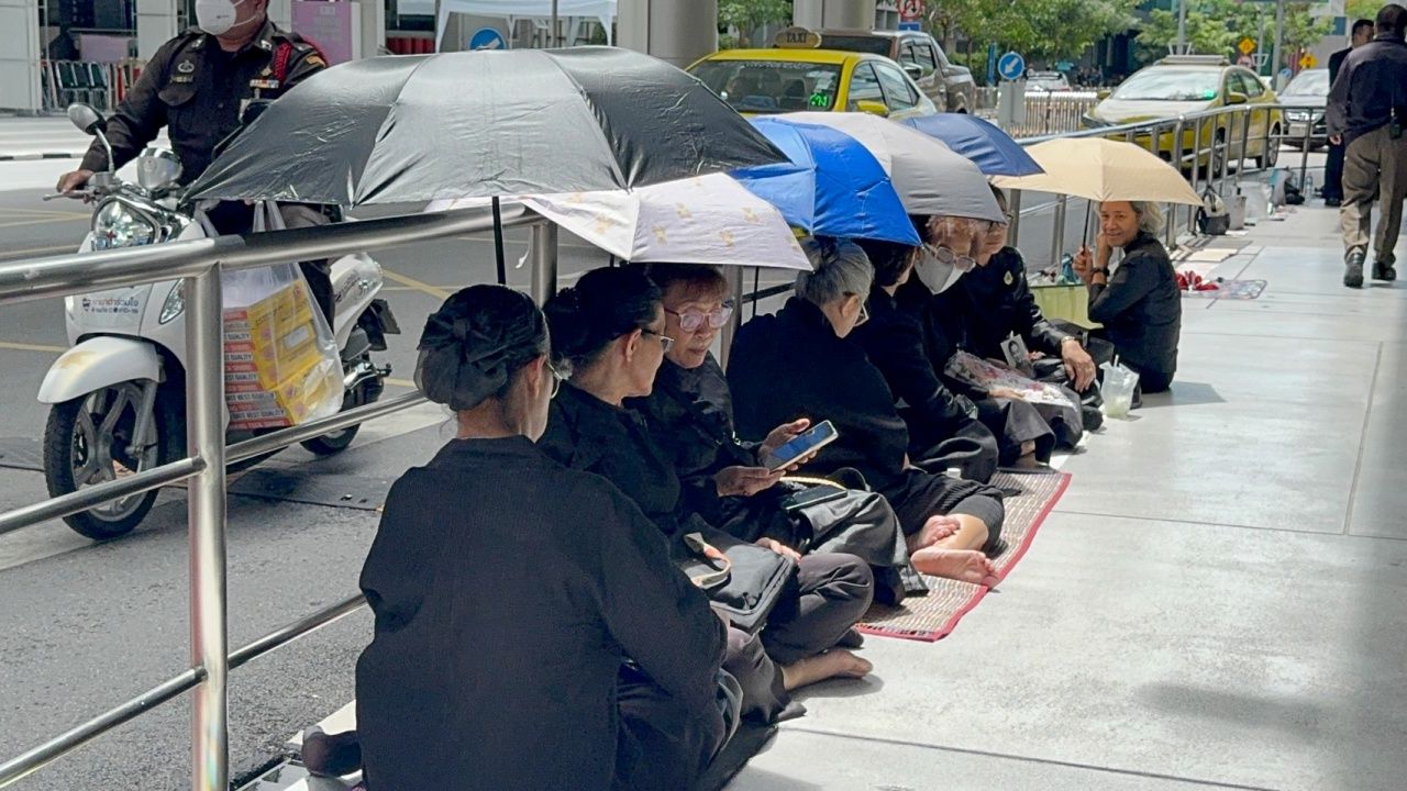 ประชาชนทยอยจับจองพื้นที่ รอเฝ้าขบวนเชิญพระศพ 'เจ้าฟ้าพัชรกิติยาภาฯ'