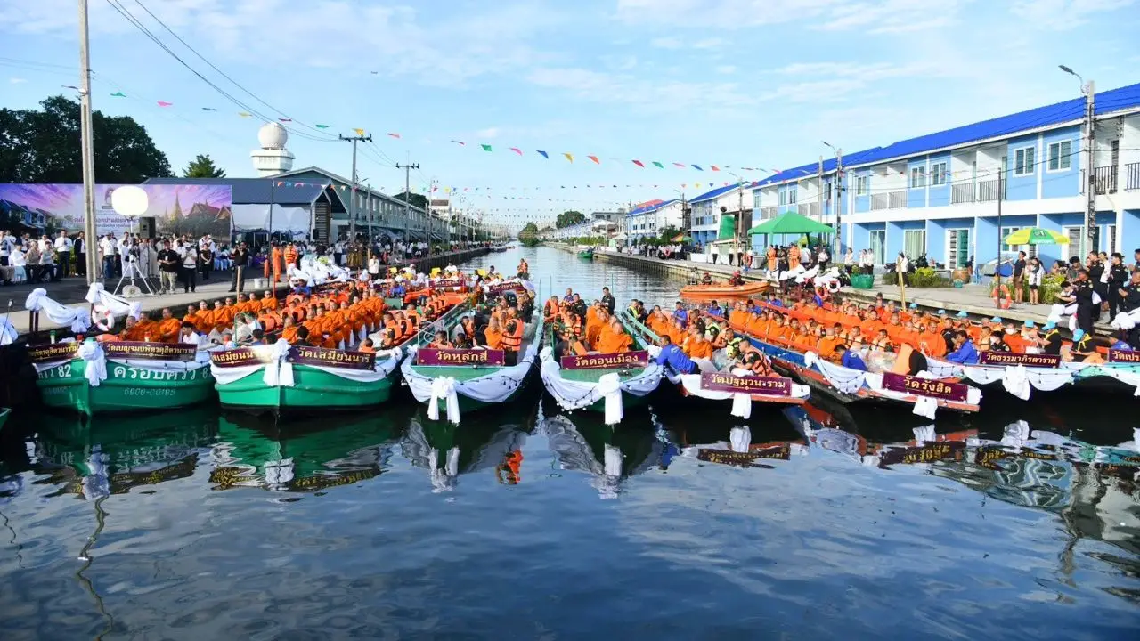 ครั้งแรกในรอบกว่า 150 ปี ตักบาตรทางเรือ 98 รูป ในงาน 'คนไทย คลองเปรมสายน้ำเดียวกัน'