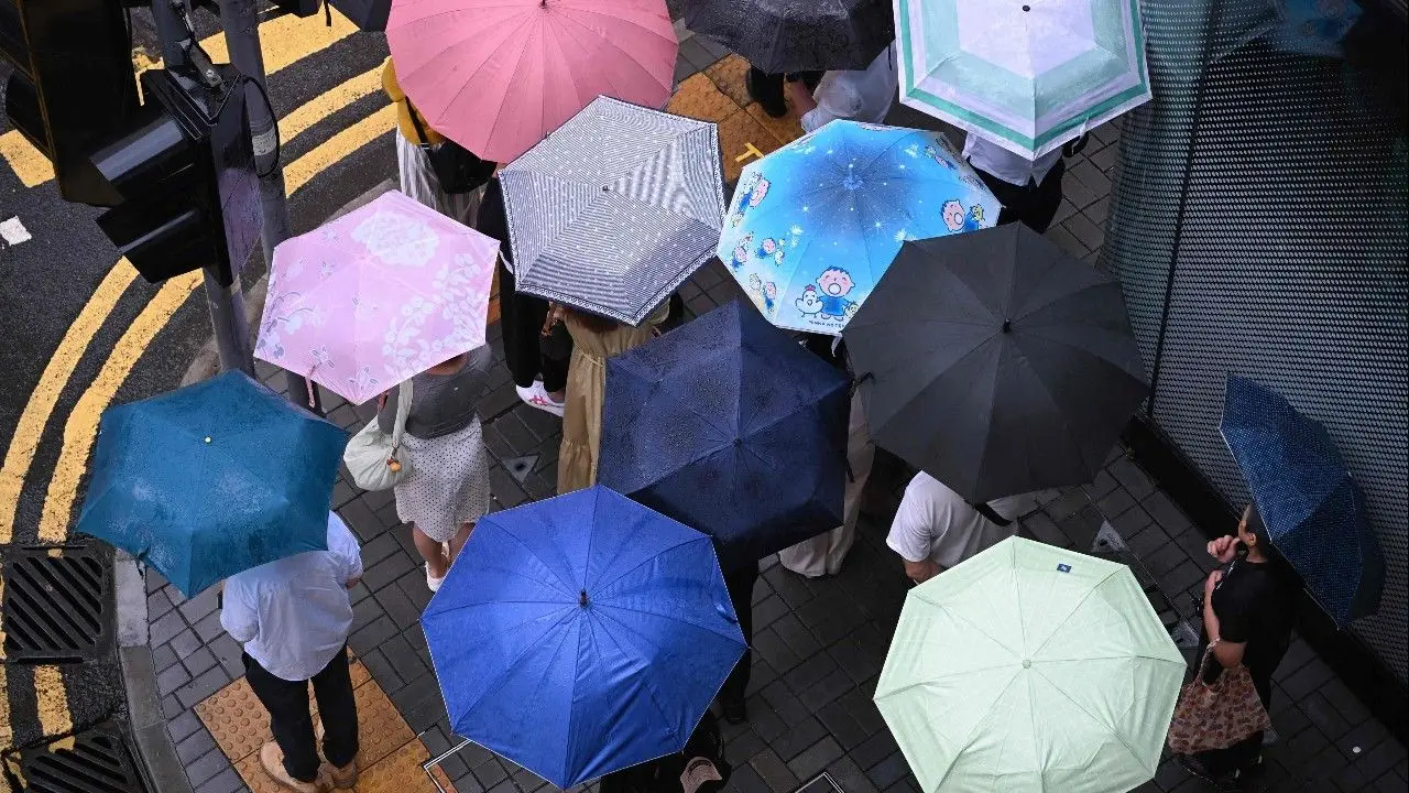 ฮ่องกงยกระดับเตือนภัยฝนสูงสุด ปิดโรงเรียน เตือนน้ำท่วมหนักจากฝนมรสุม