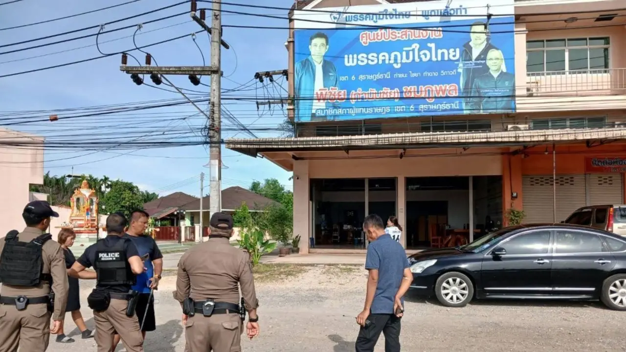 'ร้อยตำรวจเอก' บุกที่ทำการพรรคภูมิใจไทย ยิงป้าย-ตัวอาคารเสียหาย ก่อนขับรถหนี