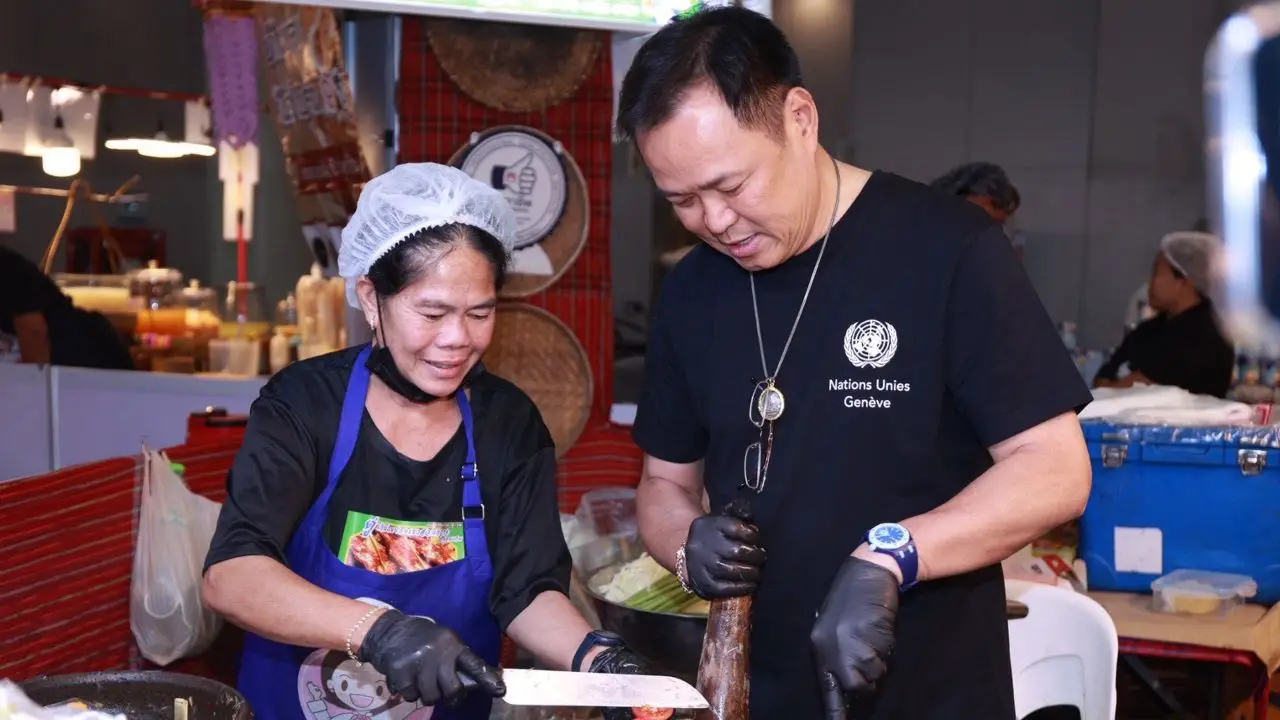 'อนุทิน' ควง 'จ๋า ธนนนท์' ตำส้มตำงาน OTOP Midyear 2026 ชวนใช้ไทยช่วยไทย พลัส