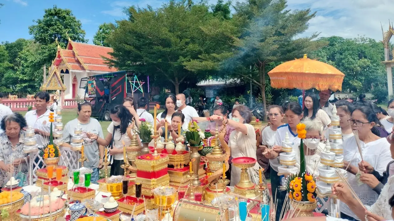 บวงสรวงบูรพาจารย์ 'วัดวังอ้อ' ช่วงบวงสรวงลมพัดแรง ธูปมงคลหัก คนส่องเลขเด็ดเสี่ยงโชค