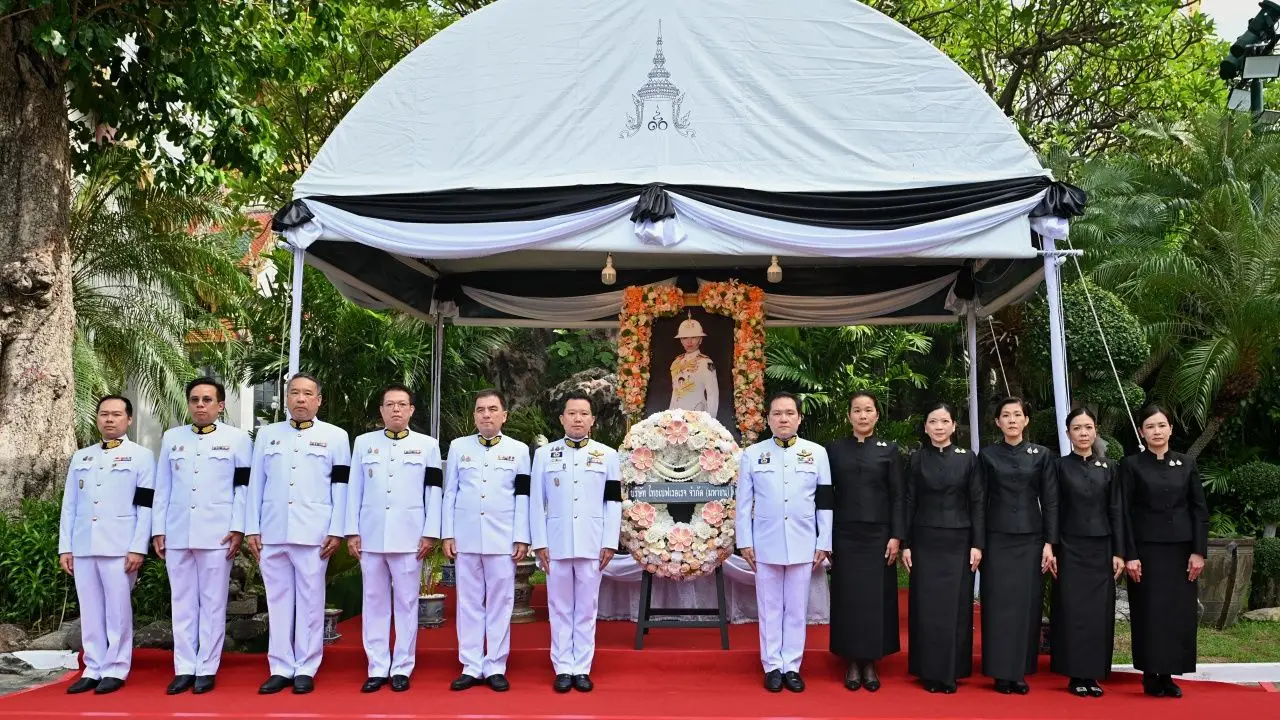 'ไทยเบฟ' เข้าถวายสักการะพระศพ-วางพวงมาลาเบื้องหน้าพระรูป 'พระองค์ภา'