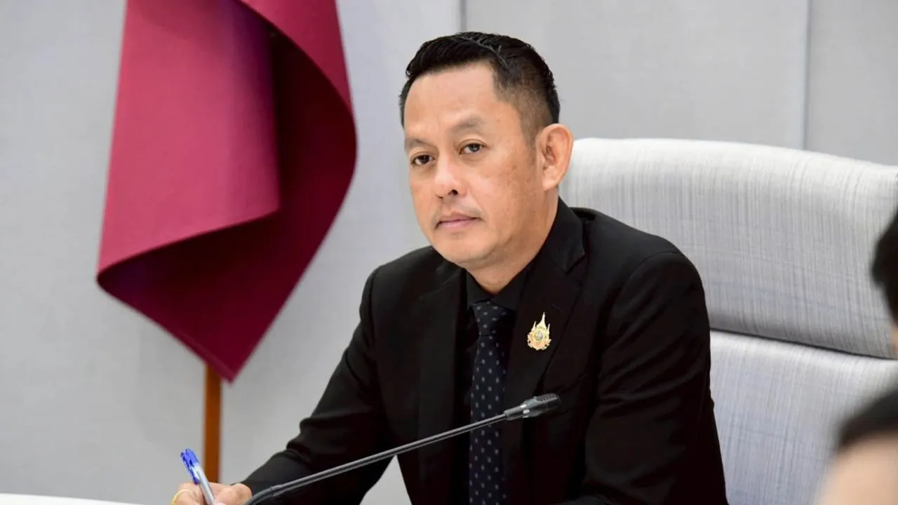 'รัชพงศ์ ชูแก้ว' ลาออกจากเลขาฯ 'พิพัฒน์' หลังมีข่าวลือญาติสอบติดท้องถิ่น