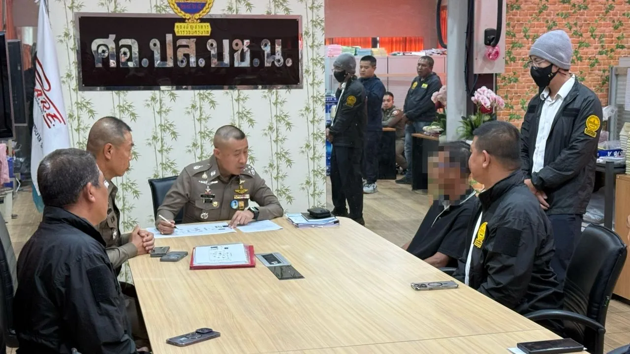 ด่วน! คุมตัวคนขับเก๋ง ให้ 'หนุ่มใส่ฮู้ด' ส่งพัสดุต้องสงสัยให้แอร์ที่คอนโดฯ