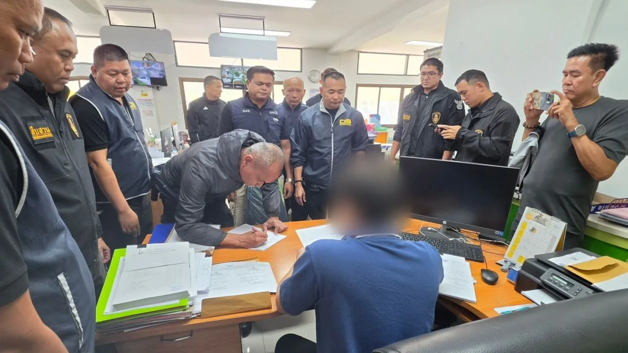 บุกรวบคาโต๊ะทำงาน 'ปลัดอำเภอพระพุทธบาท' ปมเรียกรับเงิน แลกออกใบอนุญาตปืน