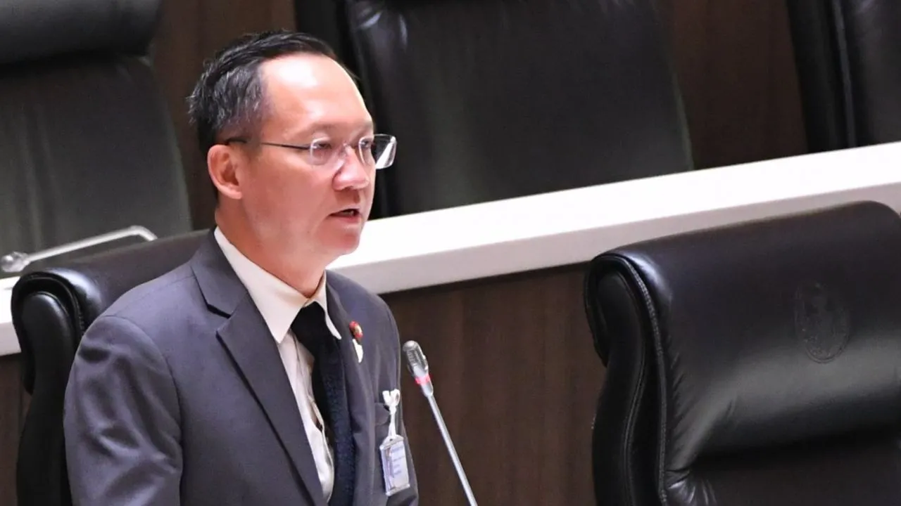 'อัครเดช' ซัด 'พริษฐ์' เลิกเล่นเกมการเมือง กล่าวหา รมต. หนีตอบกระทู้สด