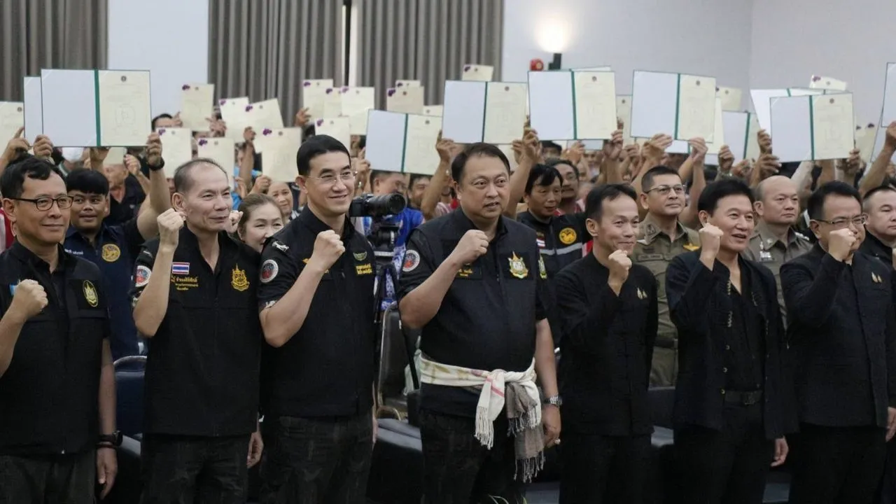 'รมว.สุชาติ' ลงพื้นที่เชียงใหม่ มอบสิทธิทำกิน อส.12 ให้คนอยู่กับป่า 49 หมู่บ้าน กว่า 7,700 ไร่