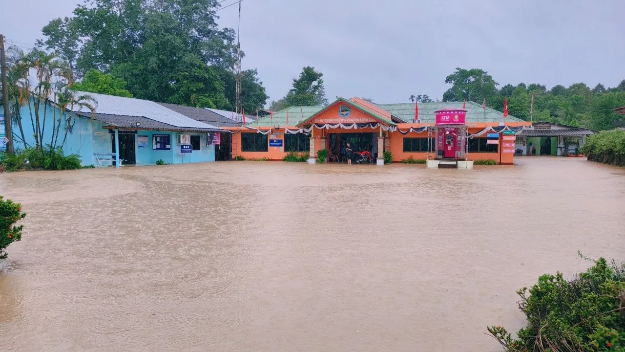 ตราดอ่วม ฝนตกหนักต่อเนื่อง 'อ.เขาสมิง - อ.บ่อไร่' เจอน้ำป่าหลากท่วมหลายพื้นที่