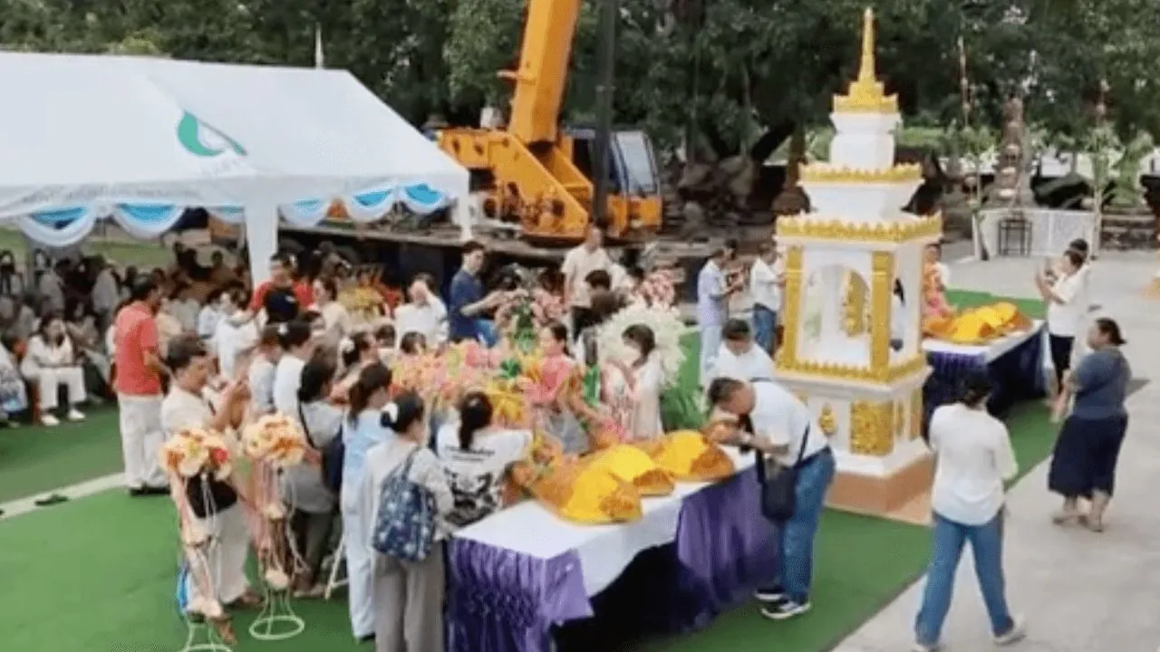 คอหวยแห่ส่อง 'เลขเด็ด' พิธียกช่อฟ้าพระอุโบสถ ทำบุญอายุวัฒนมงคล 74 ปี