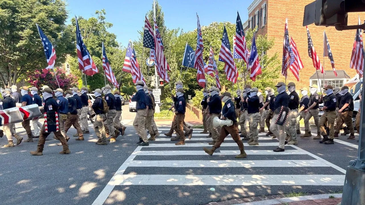 กลุ่มชาตินิยมผิวขาว 'Patriot Front' นับร้อยปิดหน้าเดินขบวนกลางวอชิงตัน ปลุกกระแสเหยียดเชื้อชาติ