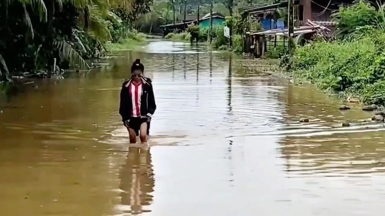 ตราดฝนถล่ม ต.สะตออ่วมหนัก 4 หมู่บ้านจมน้ำ เร่งช่วยเหลือชาวบ้าน