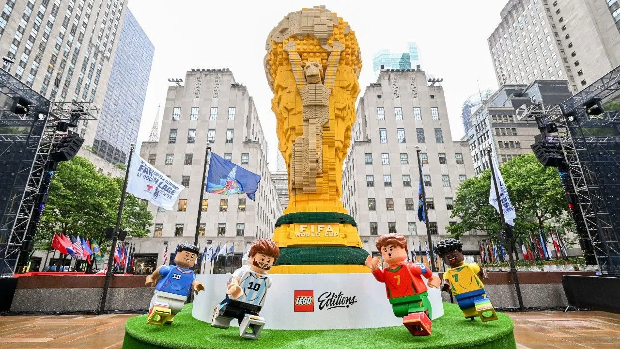 LEGO เปิดตัวถ้วยแชมป์ฟุตบอลโลกที่ต่อจากเลโกกว่า 1.36 ล้านชิ้น ความสูง 27 ฟุต กลางนิวยอร์ก