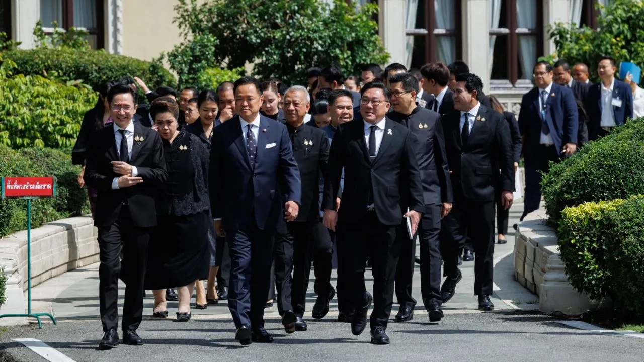 'ยศชนัน-จุลพันธ์' ขนาบข้างนายกฯ ขึ้นประชุม ครม. 'อนุทิน' ปล่อยมุกเรียกไปทานโจ๊ก ไม่ใช่ปรับ ครม.