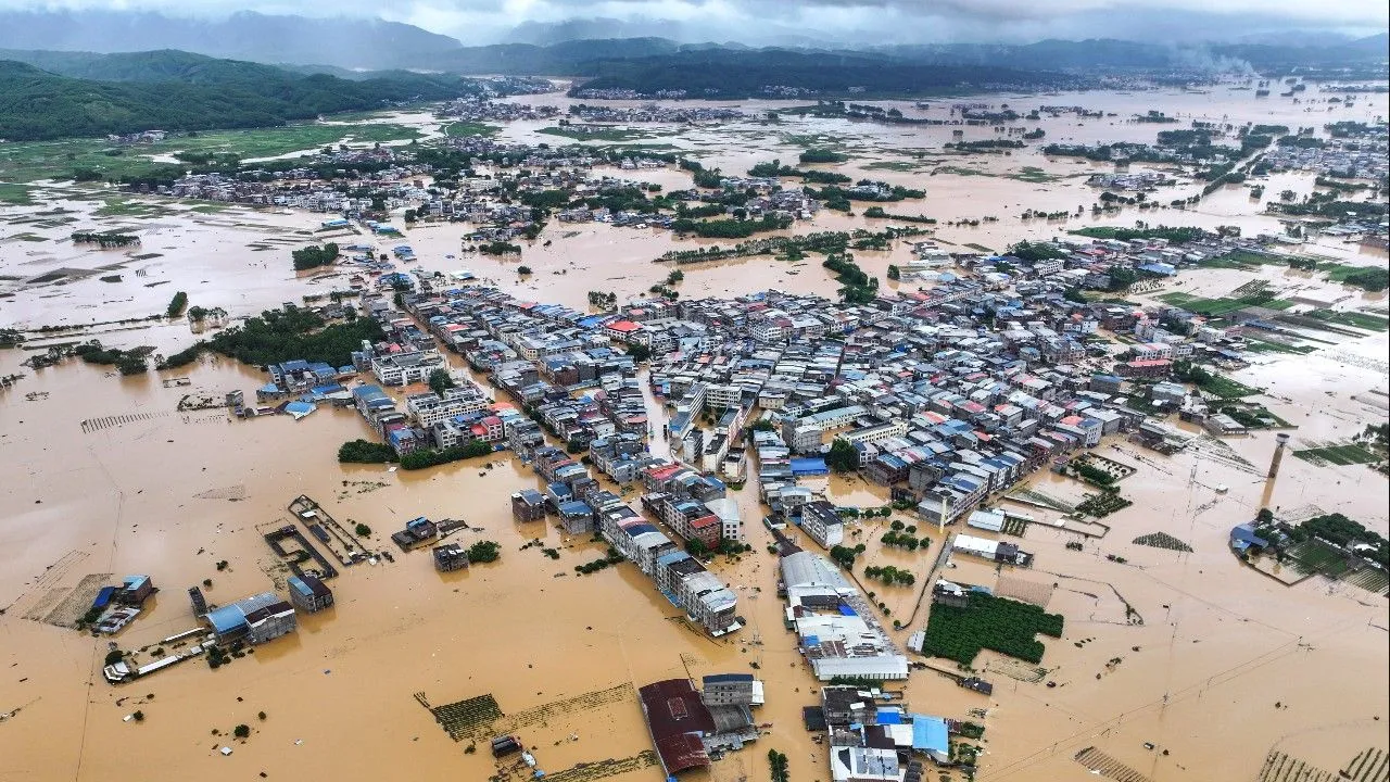 พายุฝนฟ้าคะนองถล่มจีนตอนกลาง ดับ 10 เจ็บเกือบ 300 ราย