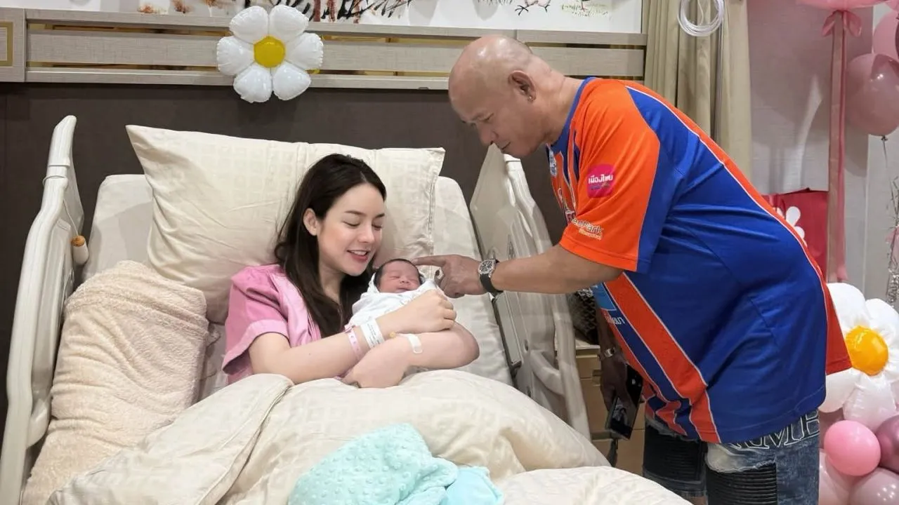 'บังมัด' ดูแลไม่ห่าง 'ต้นข้าว' คลอดลูกสาว 'น้องอามีร่า'