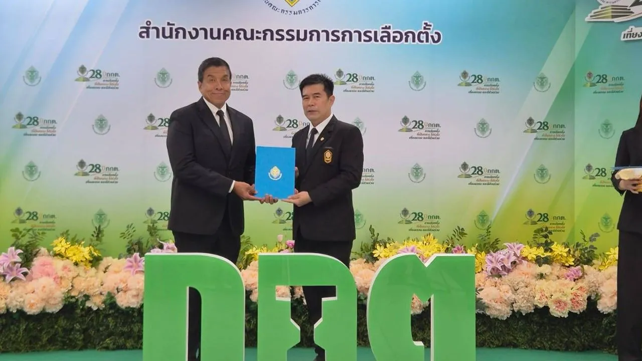 'ชัชชาติ - สก.' รับหนังสือรับรองลั่นพร้อมลุยงานทันที สั่งกางแผนยุทธศาสตร์ 100 วัน 261 โครงการ