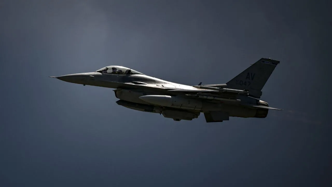 F-16 กรีซ ลงจอดกระแทกพื้นไฟลุกท่วม หลังขัดข้องทางเทคนิค